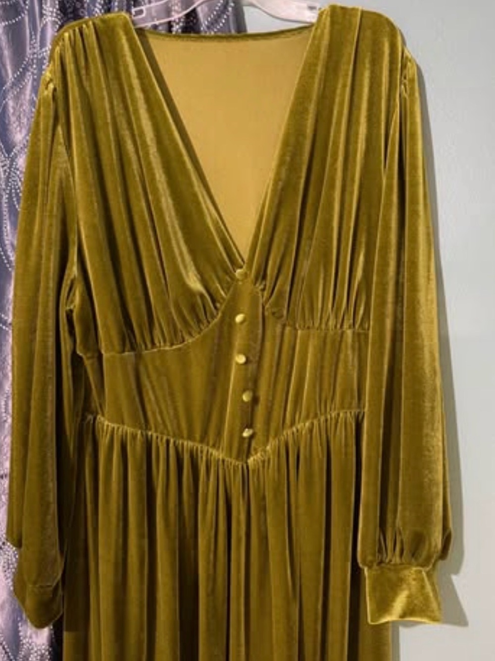 Green Velvet long sleeve Dress 2XL (16/18)- small hole at neckline - Picture 2 of 5